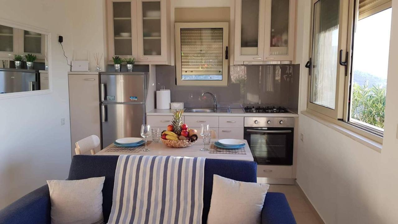 Marina Deluxe Apartments อิสตรอน ภายนอก รูปภาพ
